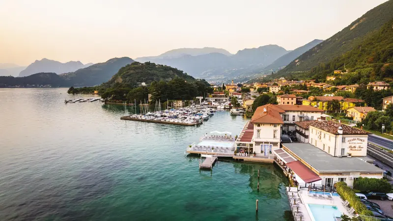 L'Araba Fenice sul lago d'Iseo - Foto Aromi.group