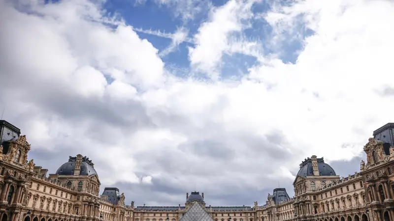 epa12466946 An exterior view of the Louvre Museum a day after a robbery in Paris, France, 20 October 2025. The Louvre Museum was targeted in a robbery by several criminals who smashed windows to steal eight priceless royal pieces of jewelry on 19 October. The Louvre remains closed for a second day running. French Culture Minister Rachida Dati called it 'an attack on France’s cultural heritage.' EPA/YOAN VALAT