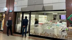 La gioielleria svaligiata - © www.giornaledibrescia.it