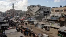 epa12478068 Palestinians shop at a local market in the center of Khan Yunis refugee camp, southern Gaza Strip, 24 October 2025, after markets and shops began to reopen following the 10 October ceasefire. EPA/HAITHAM IMAD