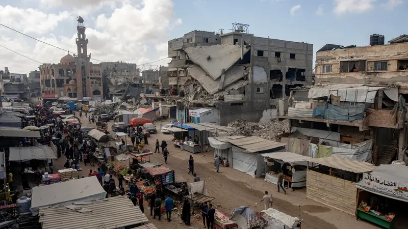 epa12478068 Palestinians shop at a local market in the center of Khan Yunis refugee camp, southern Gaza Strip, 24 October 2025, after markets and shops began to reopen following the 10 October ceasefire. EPA/HAITHAM IMAD