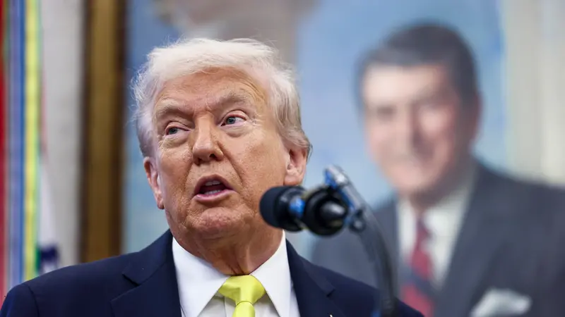 epa12456568 US President Donald Trump listens as Director of the Federal Bureau of Investigation Patel delivers remarks during a press conference in the Oval Office of the White House in Washington, DC, USA, 15 October 2025. President Trump announced the results of Operation Summer Heat, a federal nationwide violent crime reduction operation. In the back a painting of former US president Ronald Reagan. EPA/JIM LO SCALZO / POOL