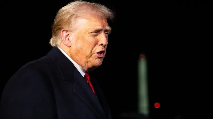 epa12480044 US President Donald Trump speaks with reporters as he departs on the South Lawn of the White House to board Marine One, in Washington, DC, USA, 24 October 2025. EPA/Francis Chung / POOL