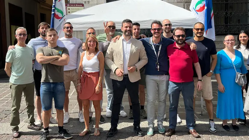 Il gazebo in corso Zanardelli dove sono state raccolte le firme - © www.giornaledibrescia.it