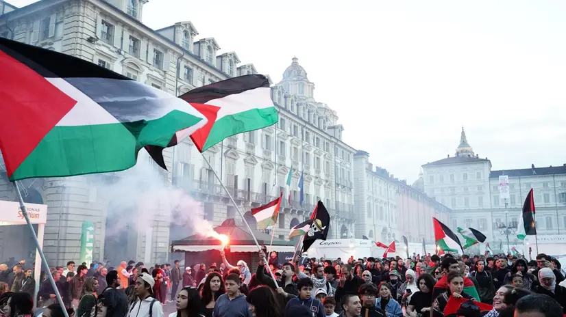 Manifestanti Pro Palestina davanti al Salone dell'auto a Torino 27 settembre 2025. ///// Pro-Palestine protesters in front of the Turin Motor Show, Turin, Italy, 27 September 2025. ANSA/TINO ROMANO