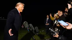 epaselect epa12480045 US President Donald Trump (L) speaks with reporters as he departs on the South Lawn of the White House to board Marine One, in Washington, DC, USA, 24 October 2025. EPA/Francis Chung / POOL
