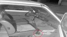 Foto del guanto di pelle marrone, dimenticato dall’assassino a bordo della Fiat 127, e ritratto in una delle fotografie del fascicolo dei rilievi tecnici ompiuti il 6 gennaio 1980 dal Gabinetto regionale di Polizia scientifica di Palermo