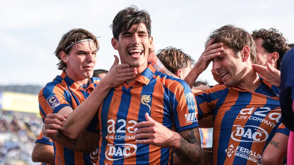 La festa dopo il gol di De Francesco - Foto New Reporter Comincini © www.giornaledibrescia.it