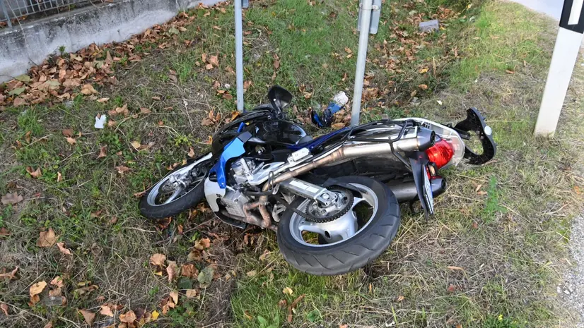 La moto del giovane Francesco Panada, morto in un incidente - Foto Gabriele Strada /Neg © www.giornaledibrescia.it