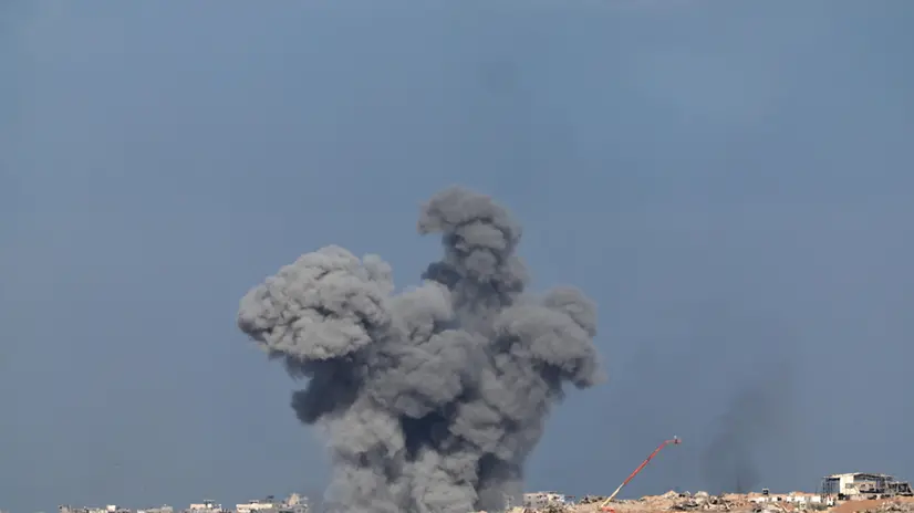 epa12444047 Smoke rises following an Israeli airstrike on the northern part of the Israel-Gaza border, as seen from southern Israel, 10 October 2025, despite a ceasefire agreement between Israel and Hamas under the first phase of the Gaza peace plan. Prime Minister Benjamin Netanyahu's office announced on 09 October that Israel government had approved the Gaza ceasefire and hostage release plan. EPA/ATEF SAFADI