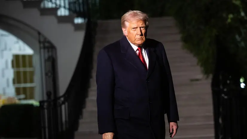 epa12480076 US President Donald Trump walks to speak with reporters as he departs on the South Lawn of the White House to board Marine One, in Washington, DC, USA, 24 October 2025. EPA/Francis Chung / POOL
