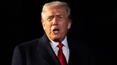 epa12480058 US President Donald Trump speaks with reporters as he departs on the South Lawn of the White House to board Marine One, in Washington, DC, USA, 24 October 2025. EPA/Francis Chung / POOL