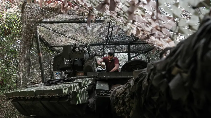epa12162054 Ukrainian soldiers from the 'Bureviy' tank company of the 1st Presidential Brigade of Operational Assignment, named after Hetman Petro Doroshenko, perform maintenance on T-64 tanks at an undisclosed location near the Kupyansk frontline, Kharkiv region, northeastern Ukraine, 07 June 2025, amid the Russian invasion. EPA/MARIA SENOVILLA