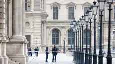 epa12464540 Police officers close the Place du Carrousel next to the Louvre Museum after a robbery this morning in Paris, France, 19 October 2025. The Louvre Museum was targeted in a robbery by several criminals who smashed windows to steal jewelry. The museum was later closed. French Culture Minister Rachida Dati called it 'an attack on France’s cultural heritage.' EPA/Mohammed Badra