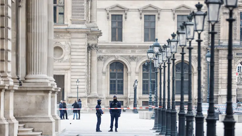 epa12464540 Police officers close the Place du Carrousel next to the Louvre Museum after a robbery this morning in Paris, France, 19 October 2025. The Louvre Museum was targeted in a robbery by several criminals who smashed windows to steal jewelry. The museum was later closed. French Culture Minister Rachida Dati called it 'an attack on France’s cultural heritage.' EPA/Mohammed Badra