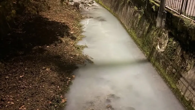 Lo sversamento nel torrente Re a Gardone Val Trompia - © www.giornaledibrescia.it