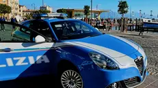 Un'auto della Polizia sul lungolago di Desenzano del Garda - © www.giornaledibrescia.it
