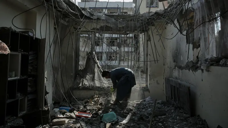 Un uomo in un edificio danneggiato da presunti attacchi aerei pakistani a Kabul in Afghanistan - Foto Ansa © www.giornaledibrescia.it
