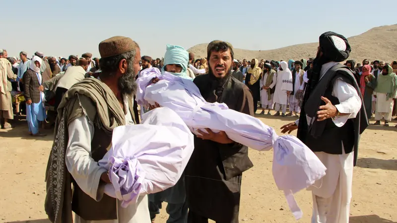 Persone trasportano i corpi delle vittime dei bombardamenti transfrontalieri tra Pakistan e Afghanistan durante un funerale a Spin Boldak, Kandahar, in Afghanistan - Foto Ansa © www.giornaledibrescia.it