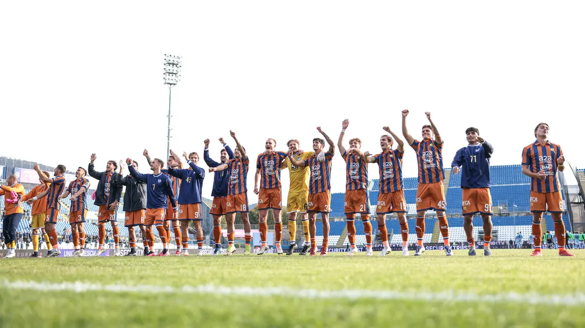 La squadra sotto la curva dopo la vittoria con l'AlbinoLeffe - Foto New Reporter Comincini © www.giornaledibrescia.it