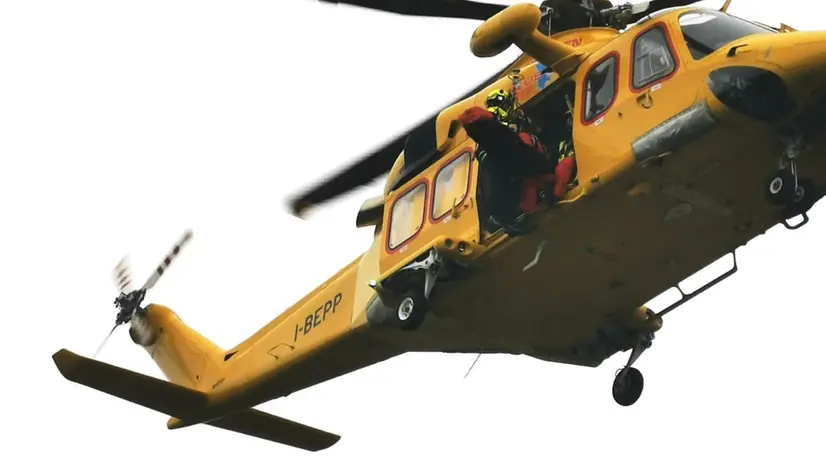 Soccorritori durante un servizio in elisoccorso. Diciannove nuovi soccorritori pronti per il servizio in elicottero. Areus completa l'organico per le basi di Alghero, Olbia e Cagliari. ANSA/ AREUS +++FOTO DIFFUSA DALL'UFFICIO STAMPA - USARE SOLO PER ILLUSTRARE OGGI LA NOTIZIA INDICATA NEL TITOLO - NON ARCHIVIARE - NON VENDERE - NON USARE PER FINI NON GIORNALISTICI - NPK+++