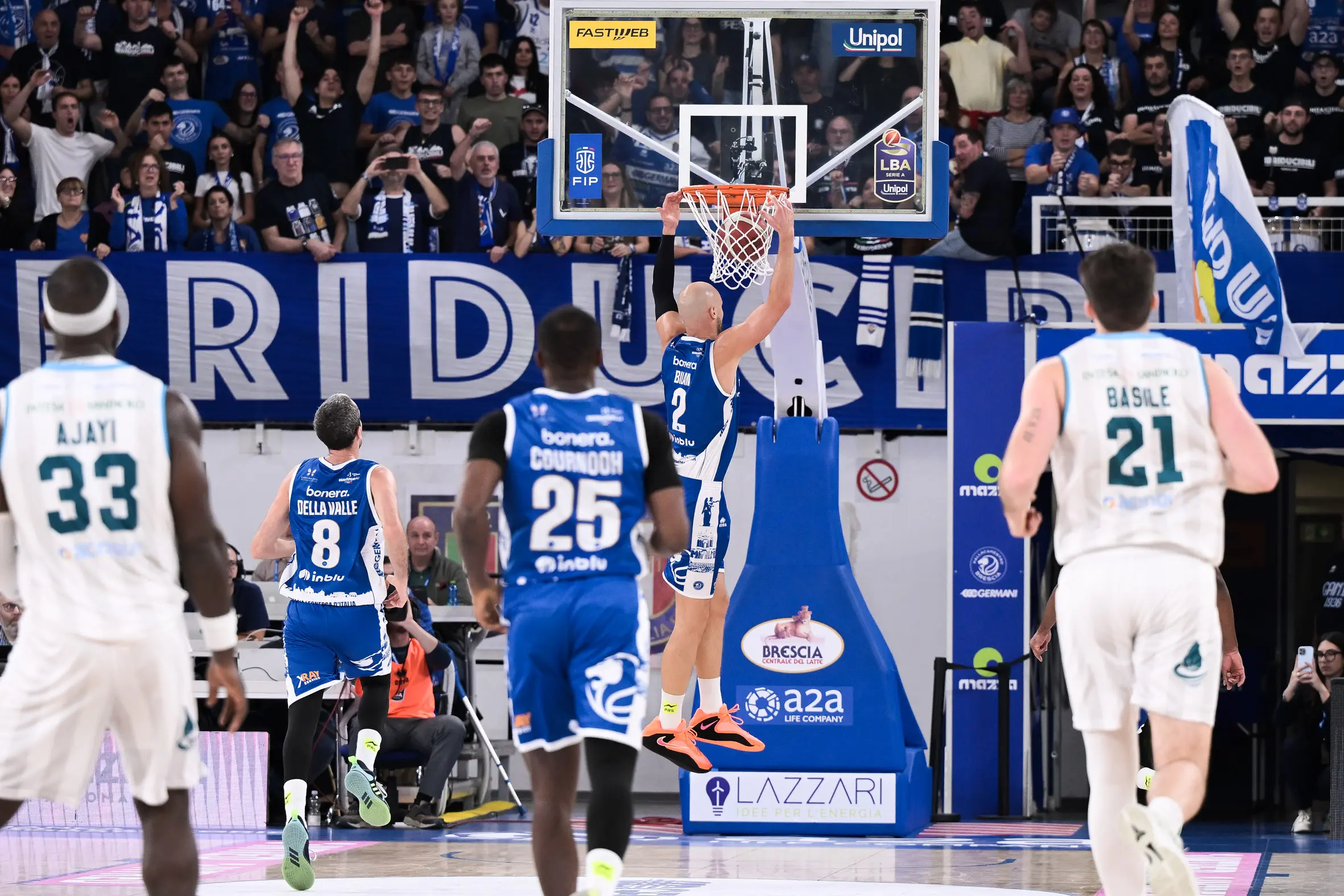 Basket, gli scatti di Germani-Cantù