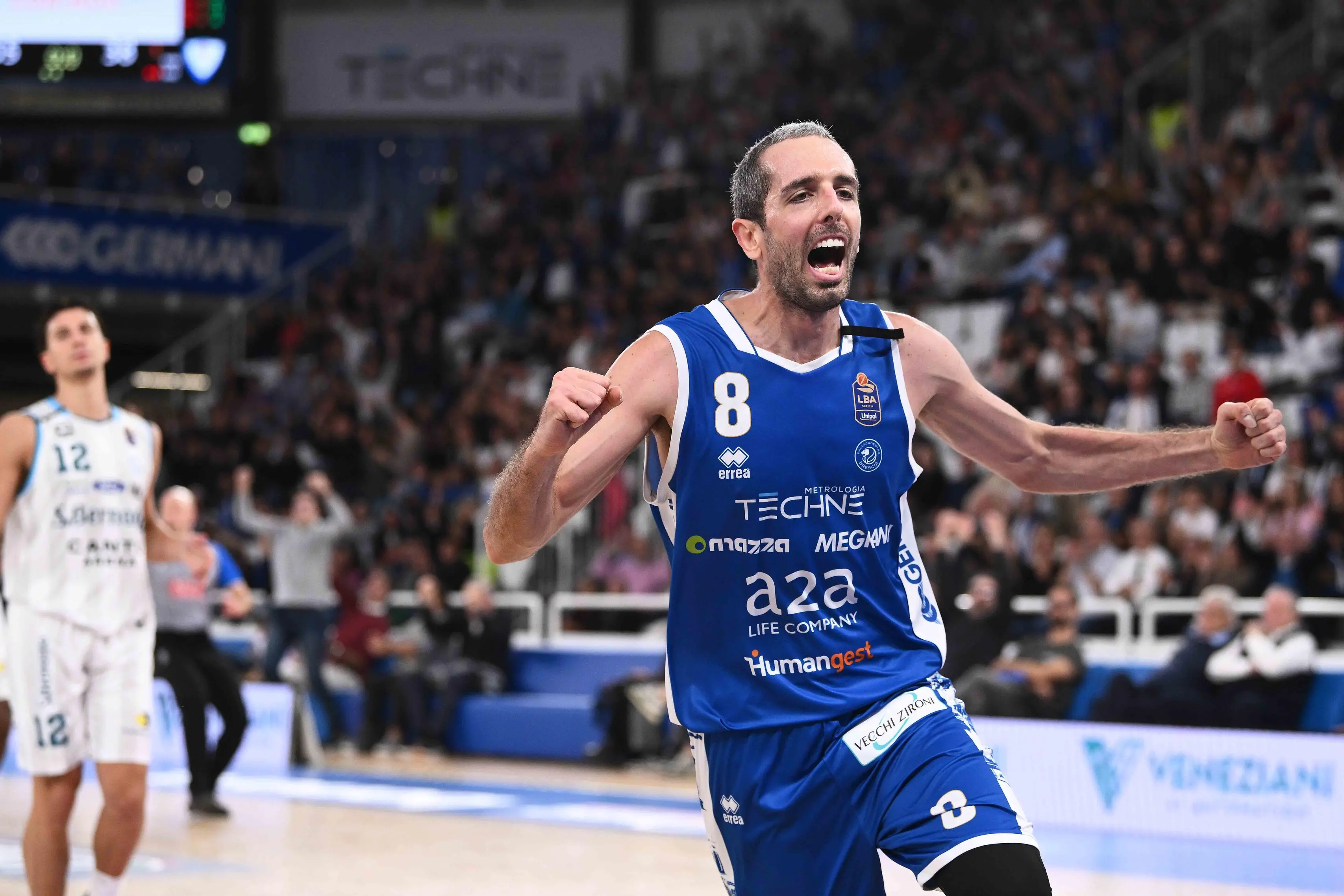 Basket, gli scatti di Germani-Cantù
