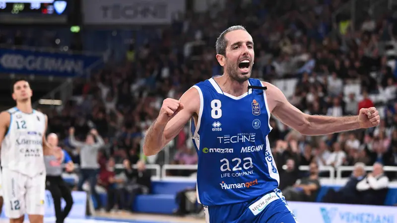 Basket, gli scatti di Germani-Cantù