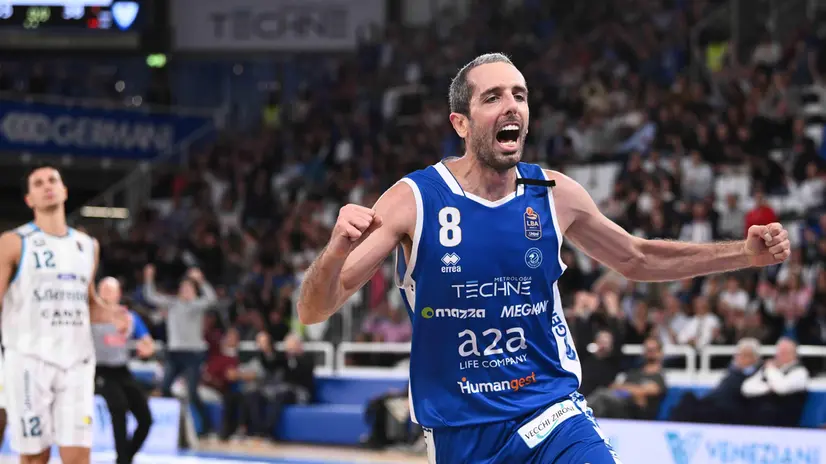 Basket, gli scatti di Germani-Cantù