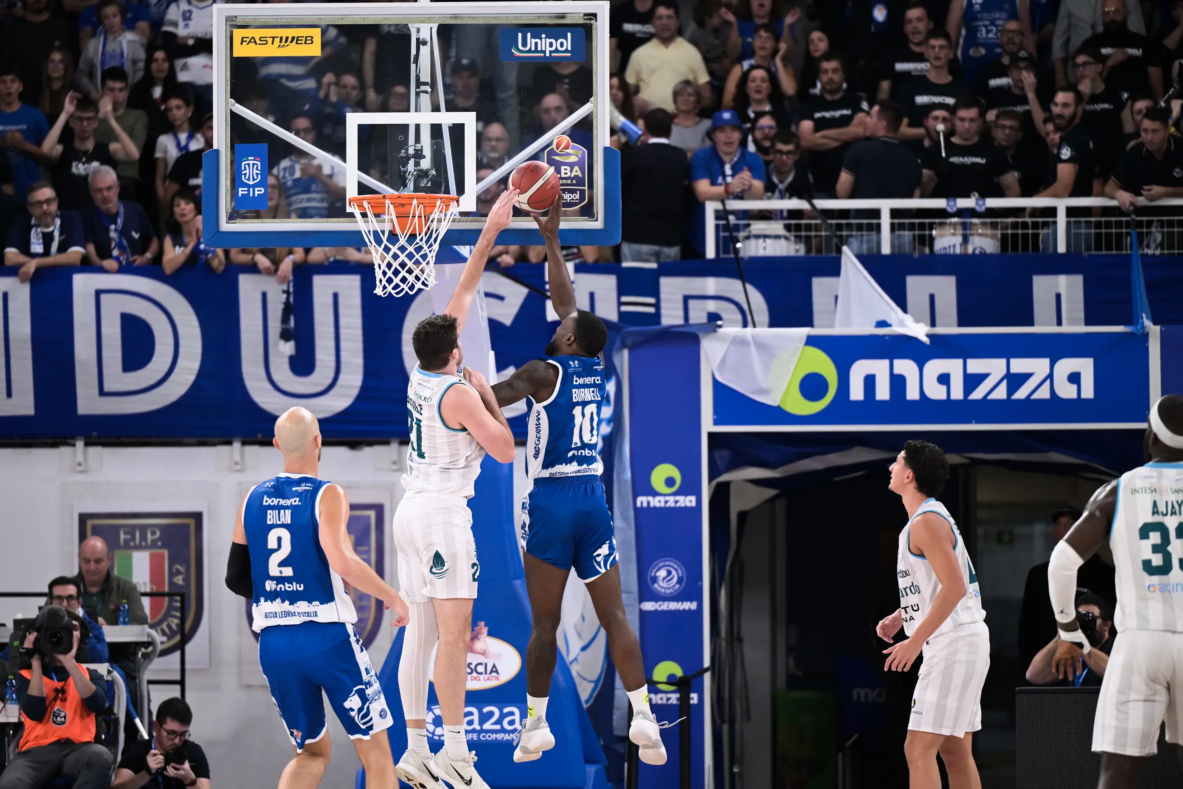 Basket, gli scatti di Germani-Cantù