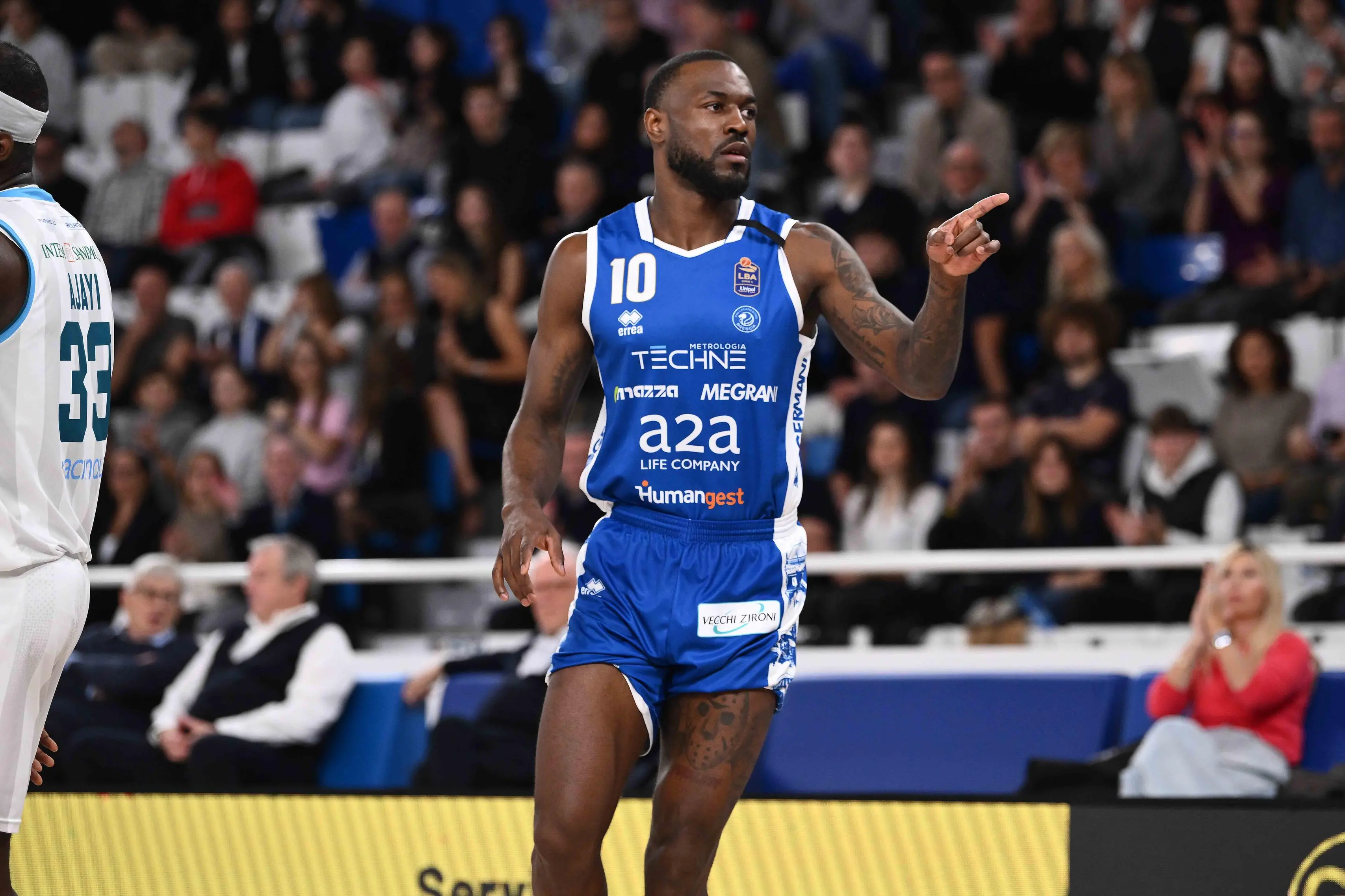 Basket, gli scatti di Germani-Cantù