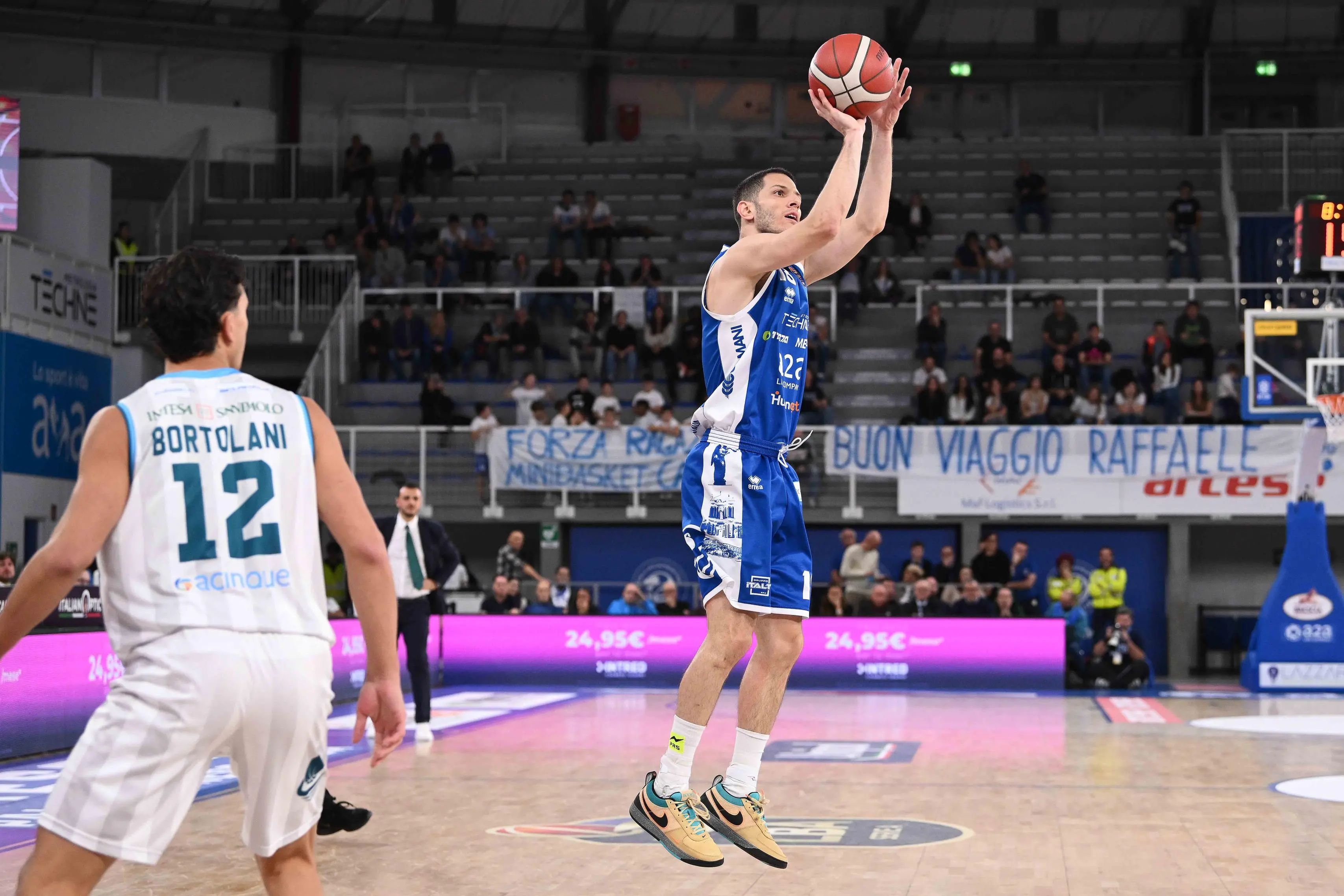 Basket, gli scatti di Germani-Cantù