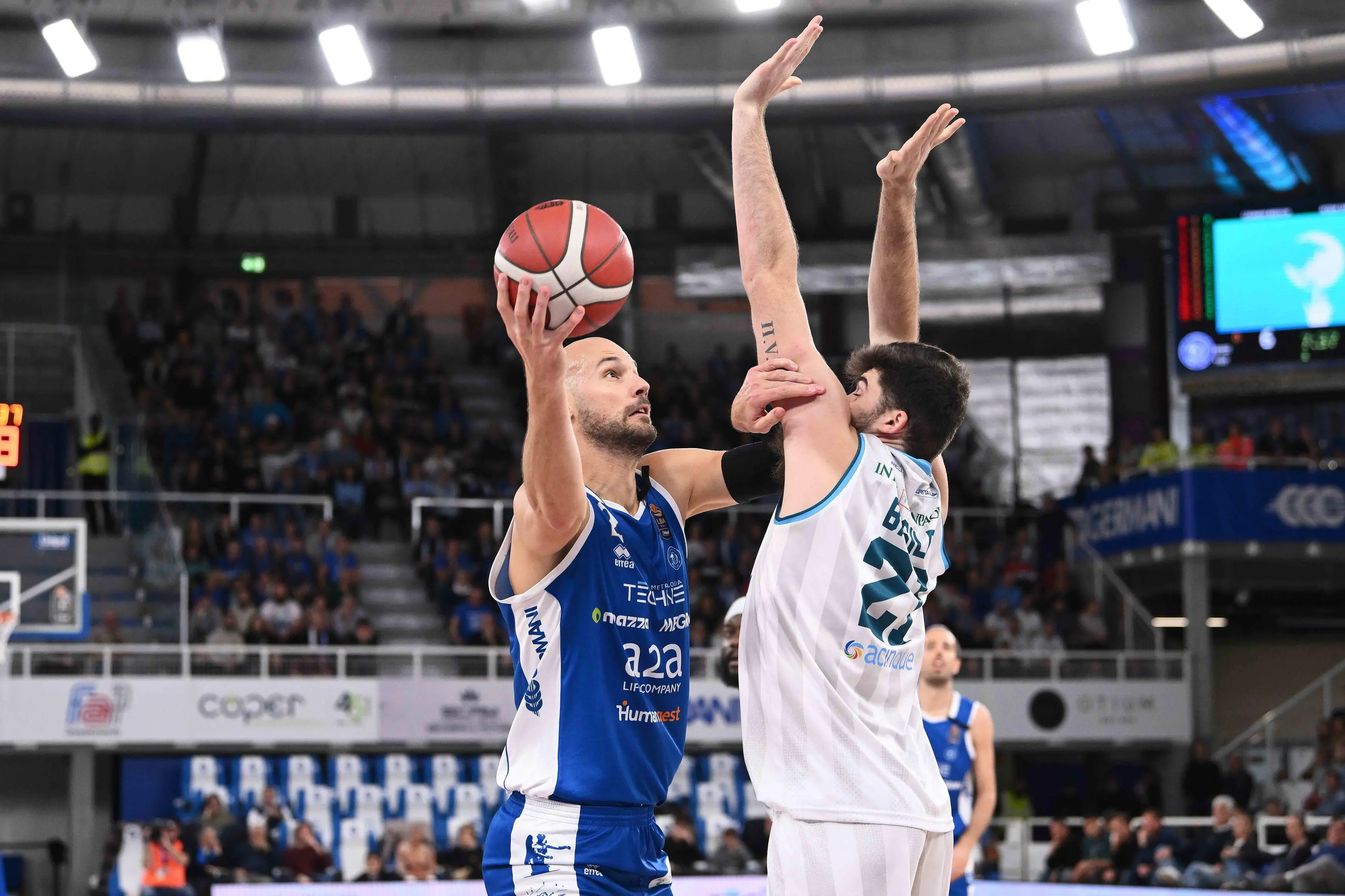 Basket, gli scatti di Germani-Cantù