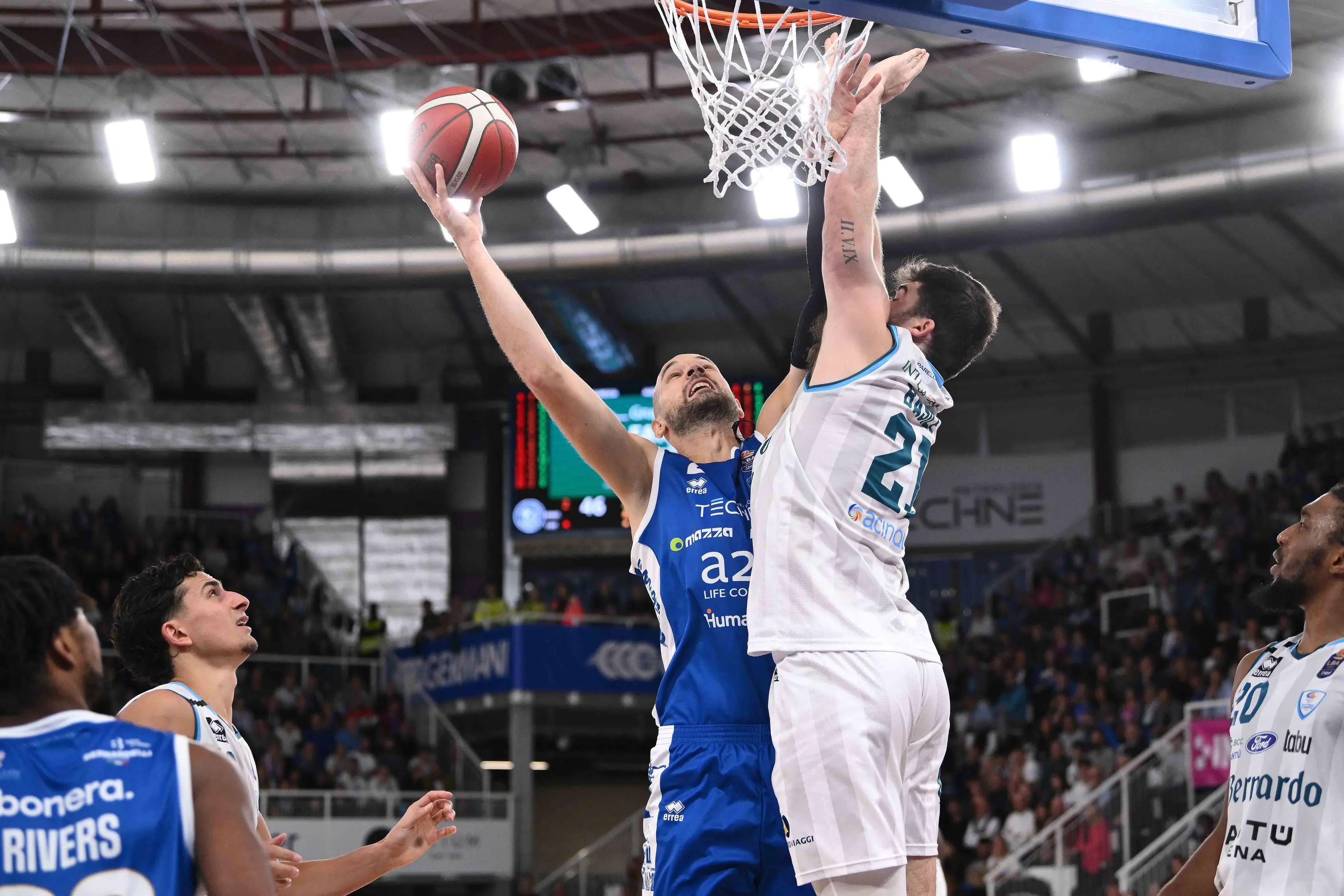 Basket, gli scatti di Germani-Cantù
