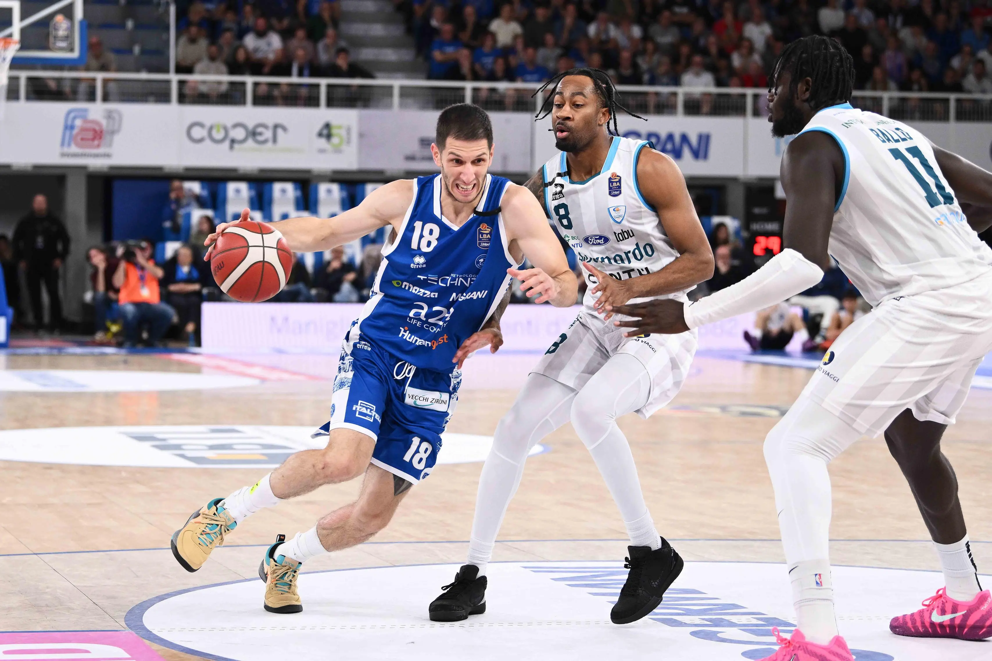 Basket, gli scatti di Germani-Cantù
