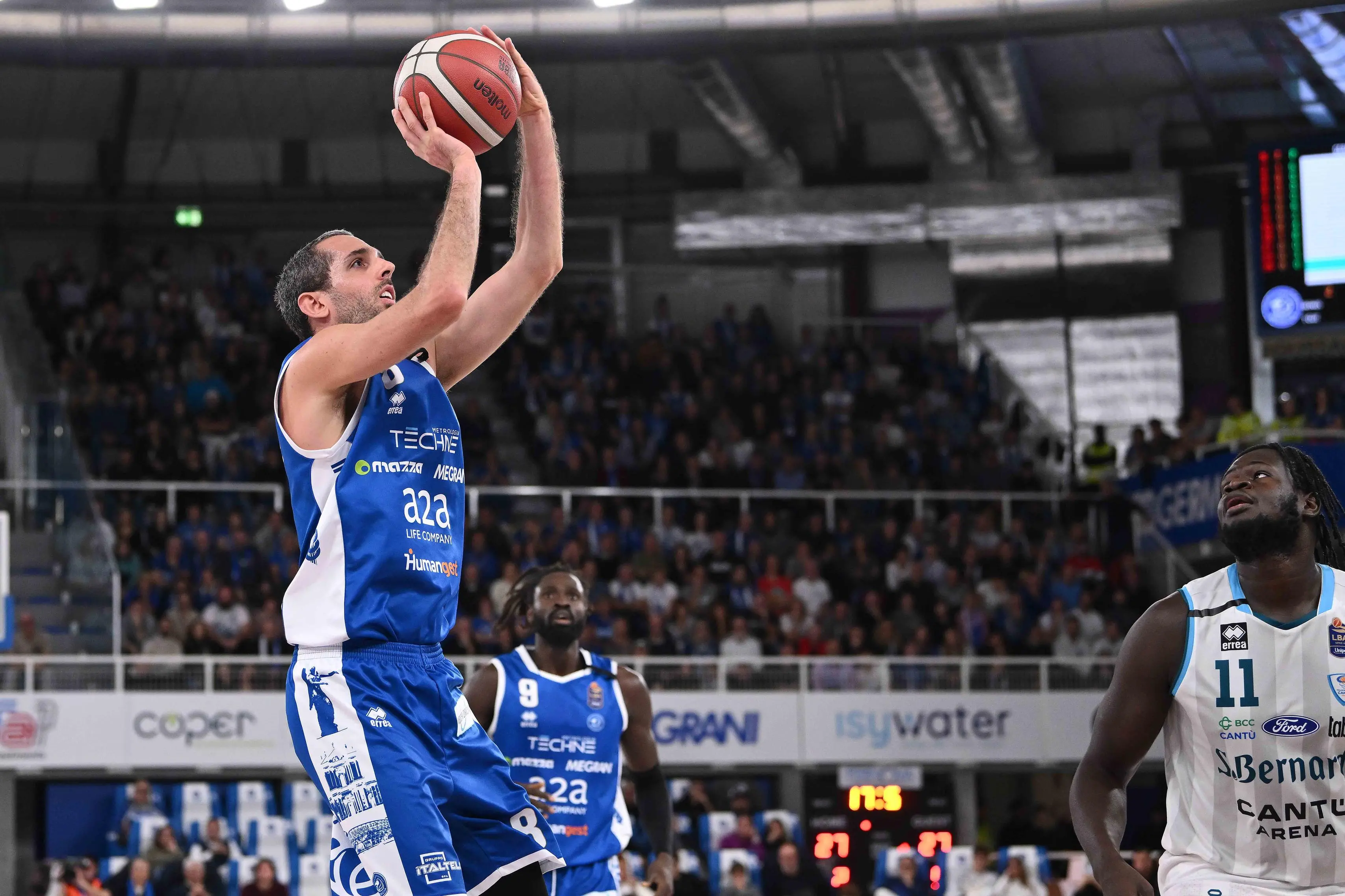 Basket, gli scatti di Germani-Cantù