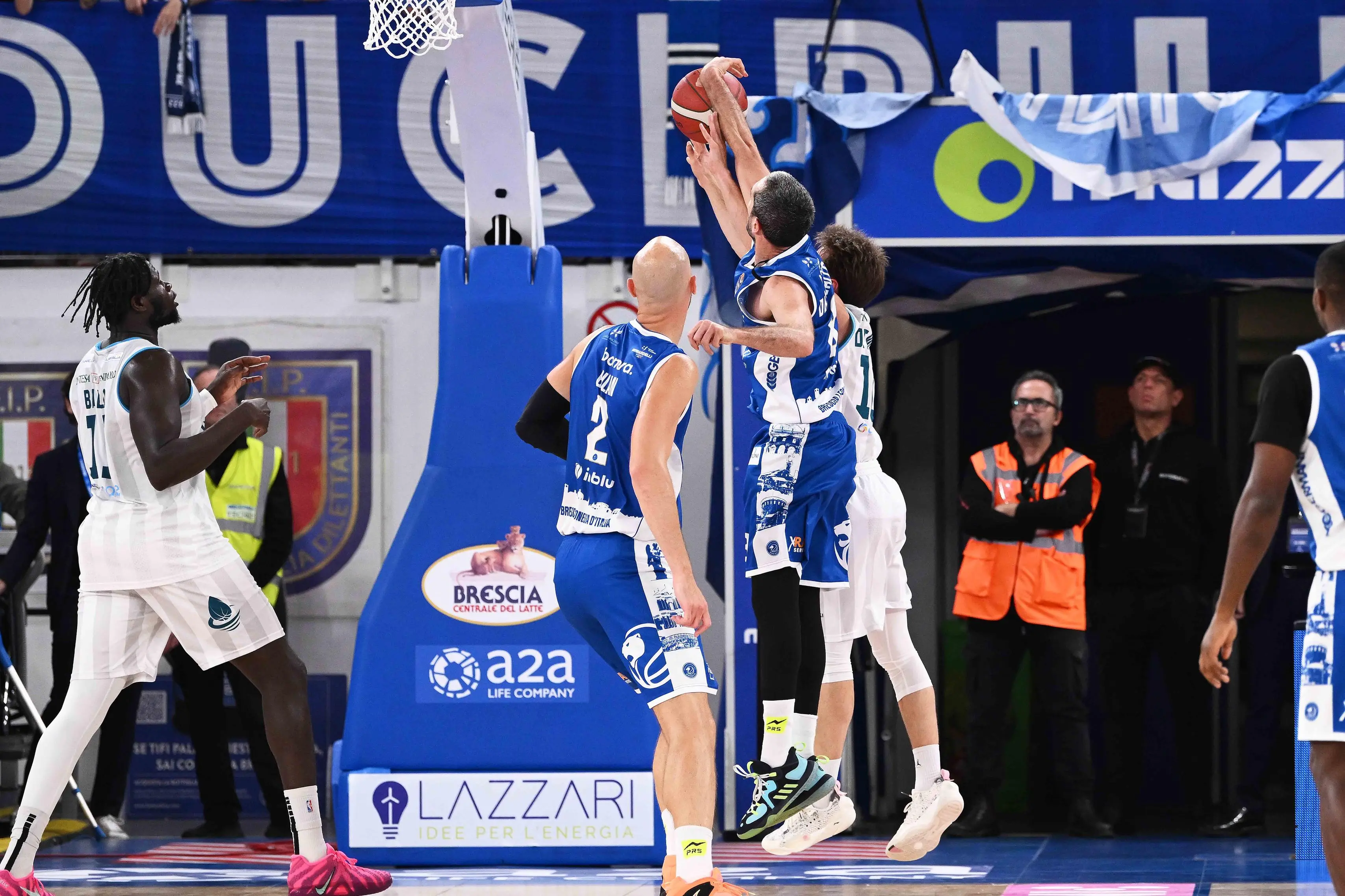 Basket, gli scatti di Germani-Cantù