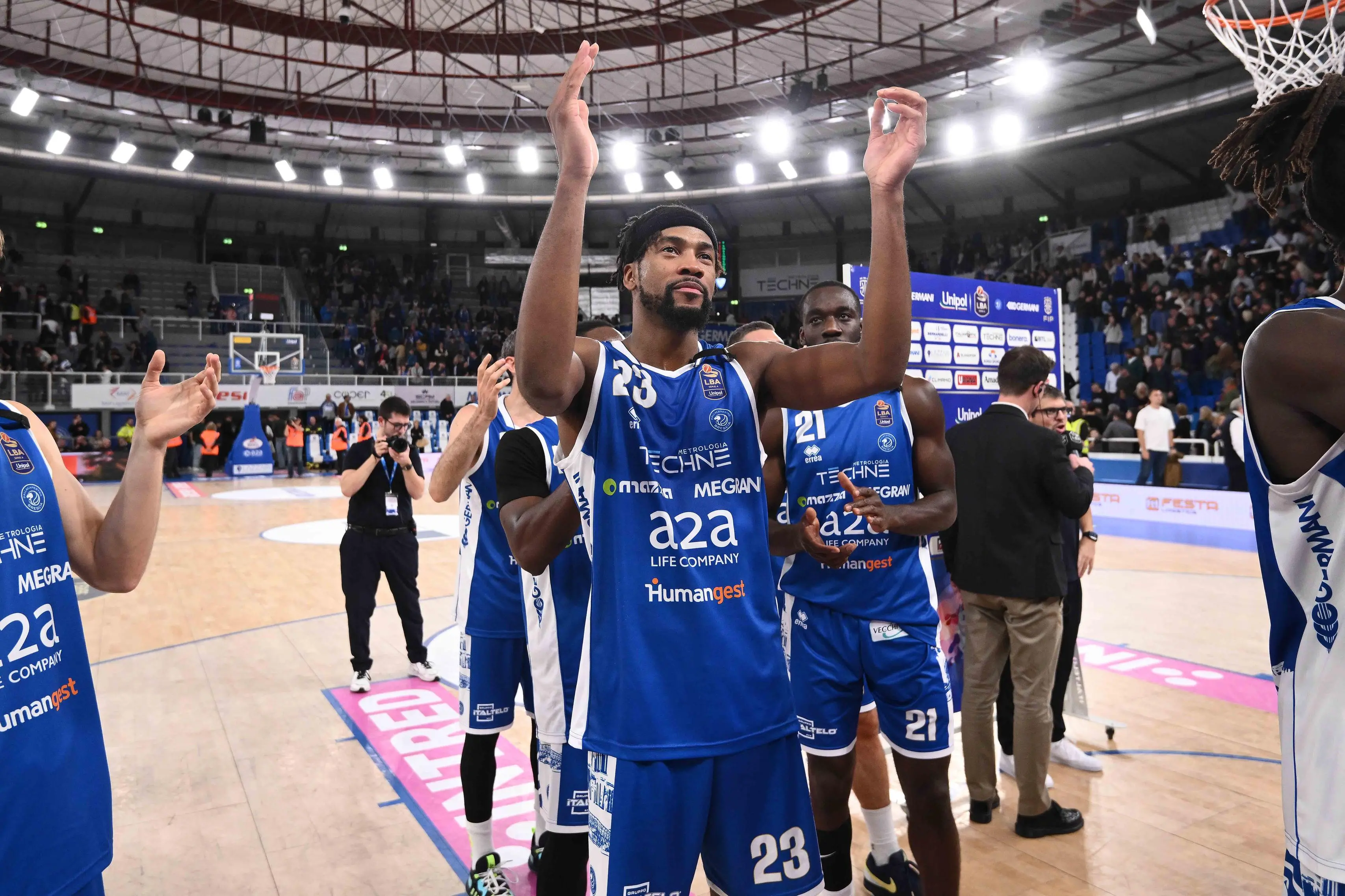 Basket, gli scatti di Germani-Cantù