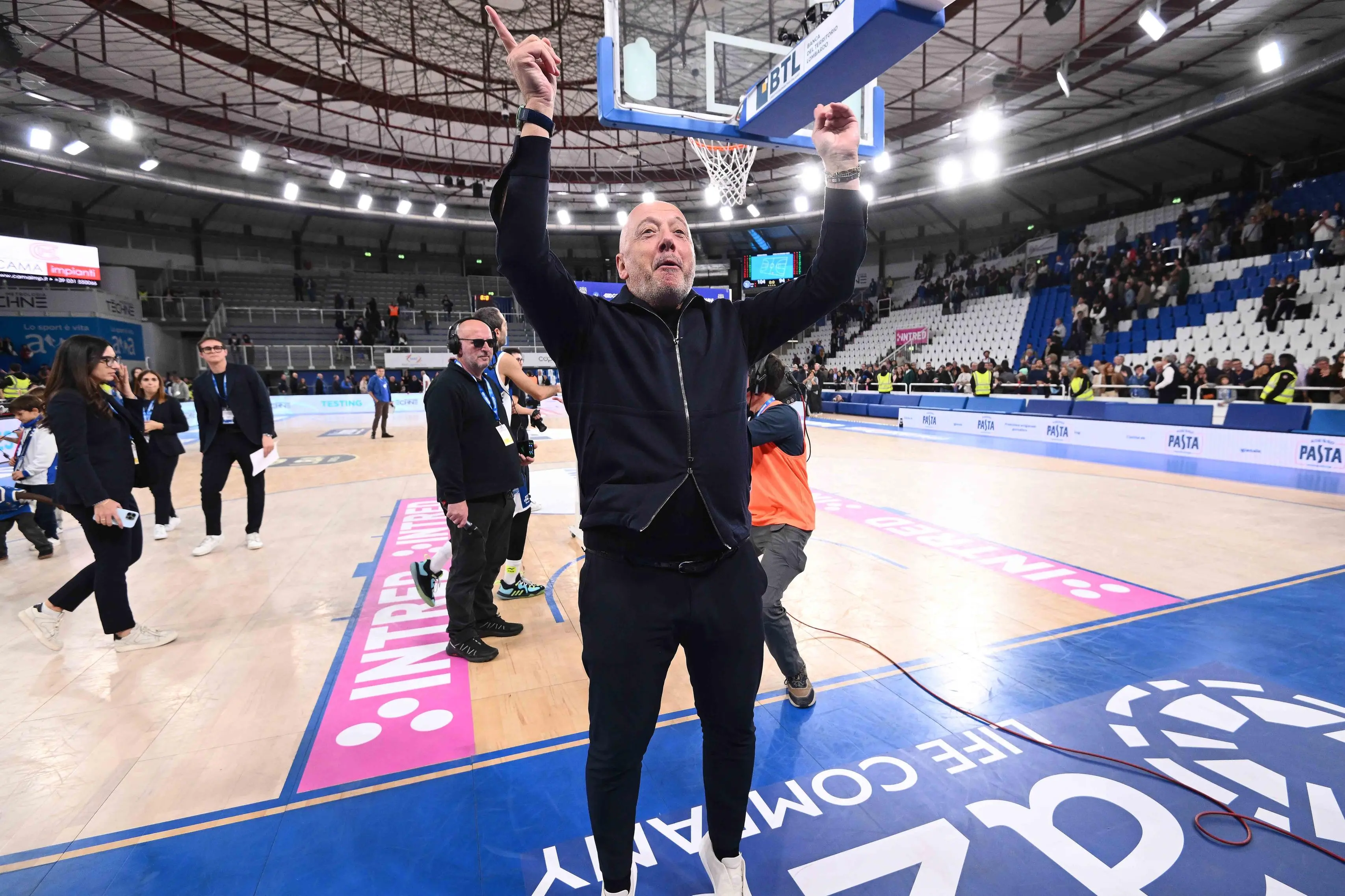Basket, gli scatti di Germani-Cantù