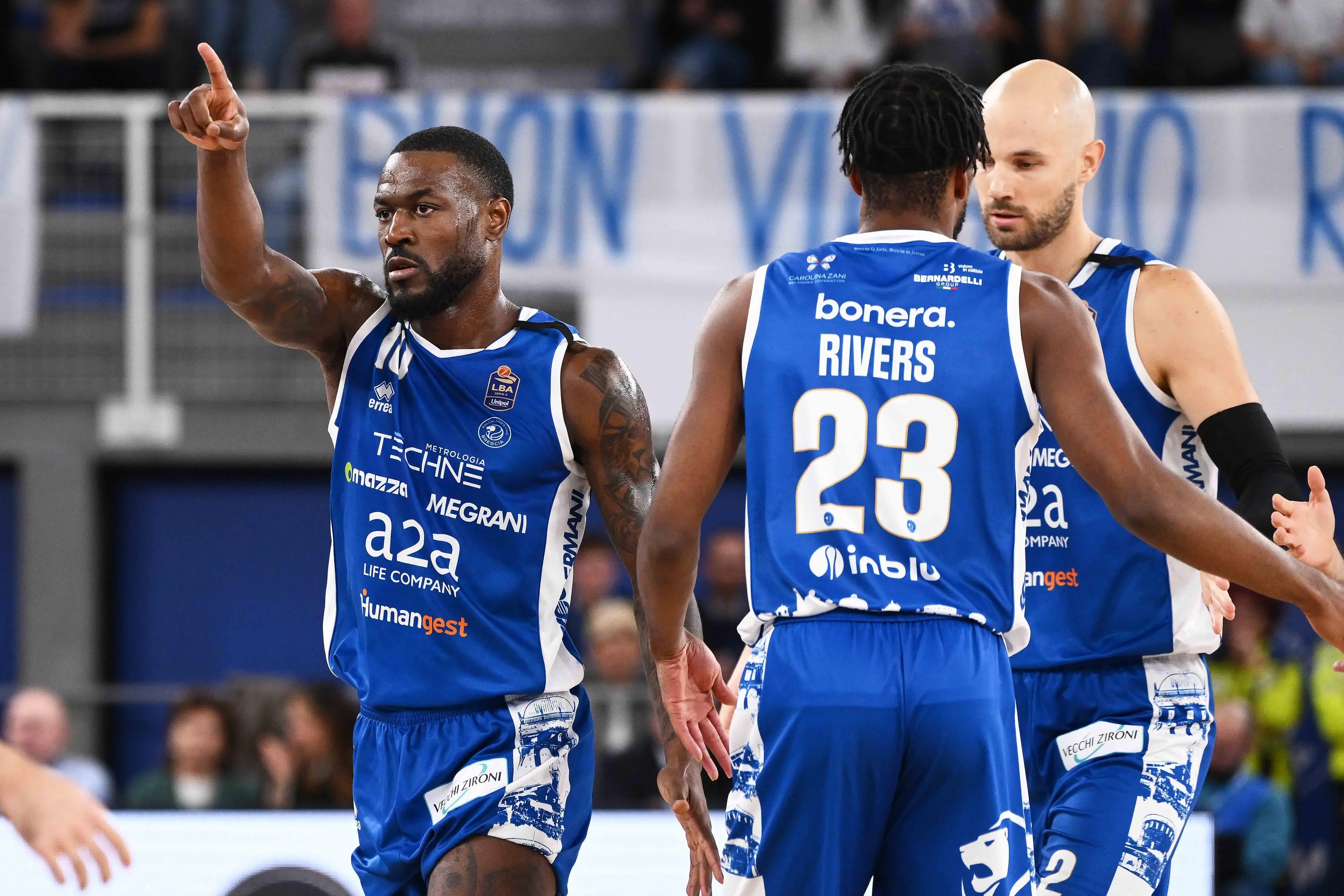 Basket, gli scatti di Germani-Cantù