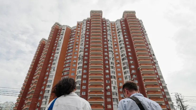 epa10813172 People stand outside a damaged residential building the morning after two drones were shot down in Krasnogorsk, Moscow region, Russia, 22 August 2023. One injured and no casualties were reported when two drones were shot down in the sky over the Moscow region, Governor Andrei Vorobyov said on 22 August. The Russian Ministry of Defense said that two Ukrainian drones were shot down over the Moscow region on the night between 21 and 22 August, and that electronic warfare (EW) brought down two more drones in the Bryansk region. EPA/YURI KOCHETKOV
