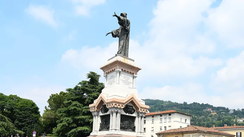 La statua di Arnaldo nell'omonimo piazzale - Foto New Reporter © www.giornaledibrescia.it