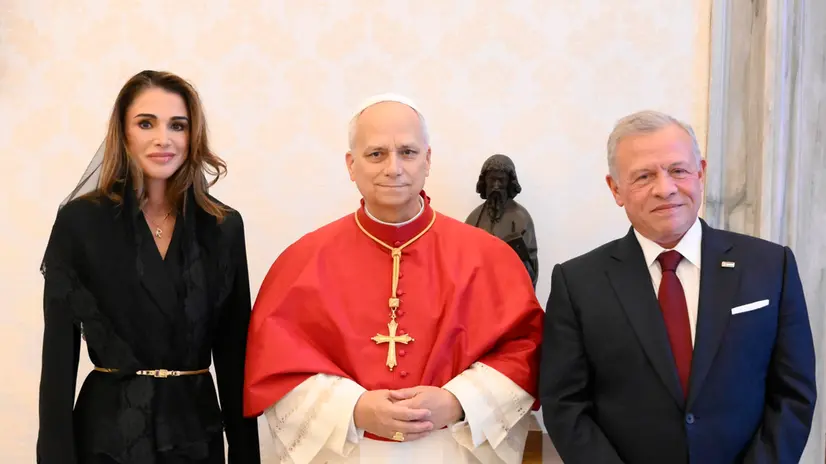 Papa Leone XIV in occasione dell'incontro con il re di Giordania Abdallah II e la moglie Rania, Città del Vaticano, 14 ottobre 2025. ///// This handout photo released by the Vatican press office, Vatican Media, shows Pope Leo XIV with Abdullah II, King of Jordan, and his wife Rania during a private audience at the Vatican City, 14 October 2025. ANSA/VATICAN MEDIA +++ ANSA PROVIDES ACCESS TO THIS HANDOUT PHOTO TO BE USED SOLELY TO ILLUSTRATE NEWS REPORTING OR COMMENTARY ON THE FACTS OR EVENTS DEPICTED IN THIS IMAGE; NO ARCHIVING; NO LICENSING +++ NPK