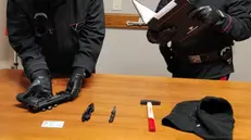I carabinieri con quanto trovato nell'auto dei tre giovani rintracciati