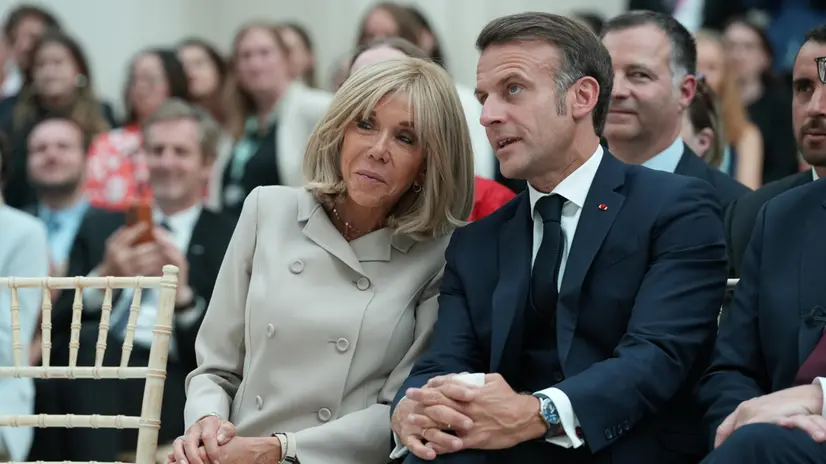 epa12227595 French President Emmanuel Macron (R) and French First Lady Brigitte Macron (L) attend an event at the British Museum in London, Britain, 09 July 2025. French President Emmanuel Macron’s trip marks the first state visit by a European leader to the UK since Brexit. EPA/CARLOS JASSO / POOL