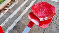 La panchina rossa danneggiata a Lumezzane