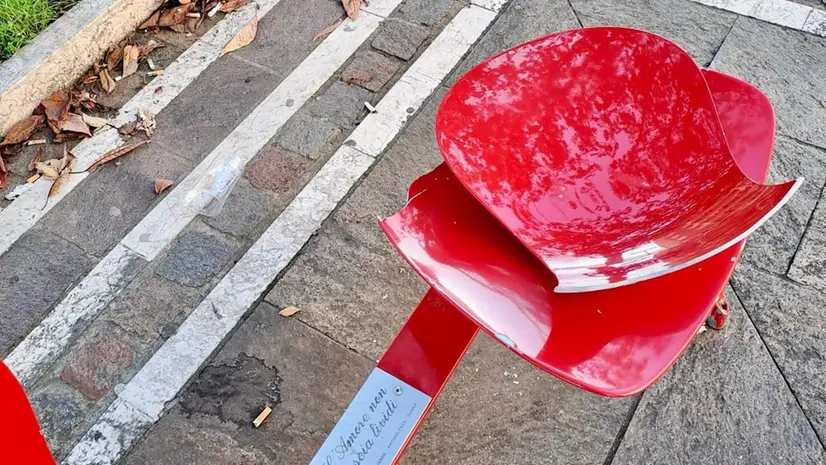 La panchina rossa danneggiata a Lumezzane