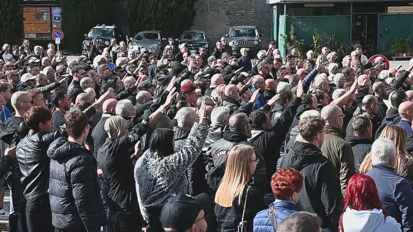 Oltre mille - 700 per la Questura - i manifestanti che questa mattina hanno preso parte alla camminata dalla piazza di Predappio, il paese natale di Benito Mussolini sulla collina forlivese, al cimitero di San Cassiano per la commemorazione della Marcia su Roma. Davanti alla cripta del Duce sono tornati, dopo anni, i saluti romani. Predappio 26 ottobre 2025. ANSA/Fabio Blaco