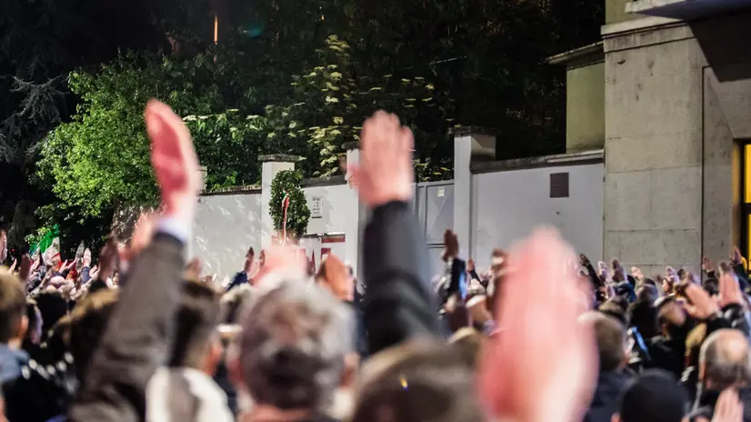 Si è conclusa con il triplo 'Presente' e il braccio alzato per il saluto romano di circa mille persone la commemorazione per Sergio Ramelli a Milano, 29 aprile 2019. Conclusa la "passeggiata", come l'hanno definita i militanti, concordata con la forza pubblica, circa mille manifestanti si sono schierati silenziosamente davanti alla lapide in via Paladini, dove il giovane venne aggredito il 29 aprile del 1975, hanno issato una corona, dato l'attenti e intonato il triplo presente. ANSA/NICOLA MARFISI