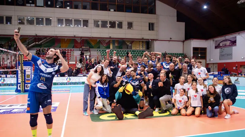 Il classico selfie della Consoli Sferc Centrale Brescia dopo la vittoria - Foto Newreporter Papetti@www.giornaledibrescia.it